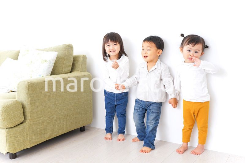 手をつなぐ仲良しの子供たち