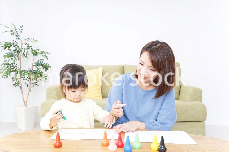 お絵かきをする親子