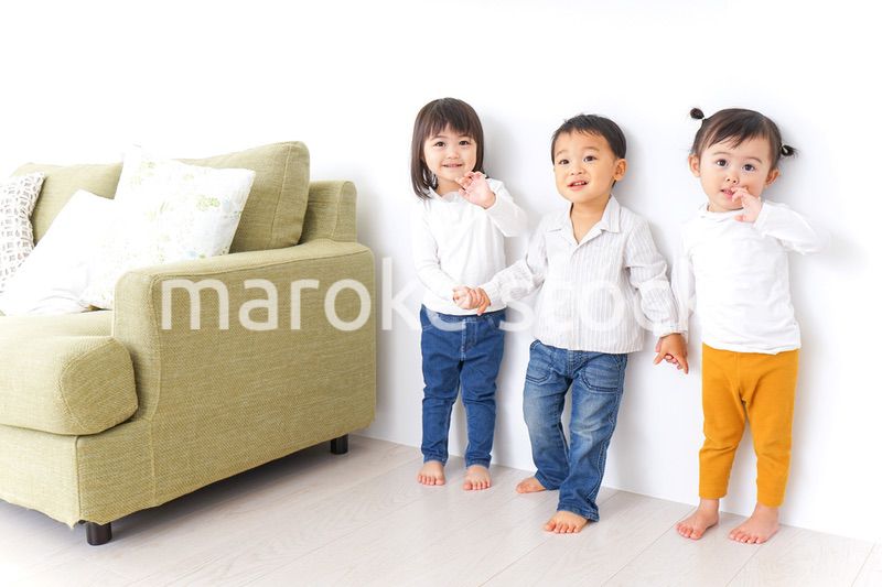 手をつなぐ仲良しの子供たち