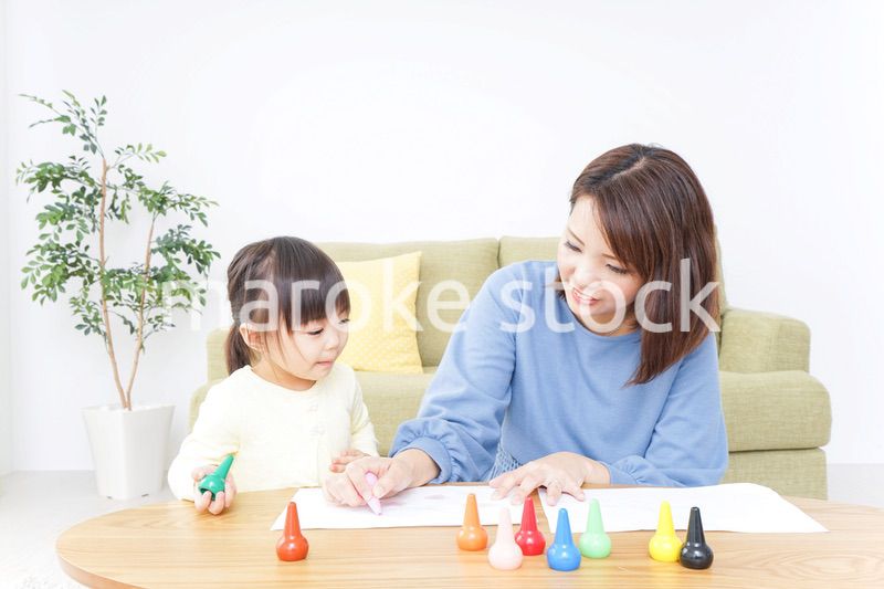 お絵かきをする親子
