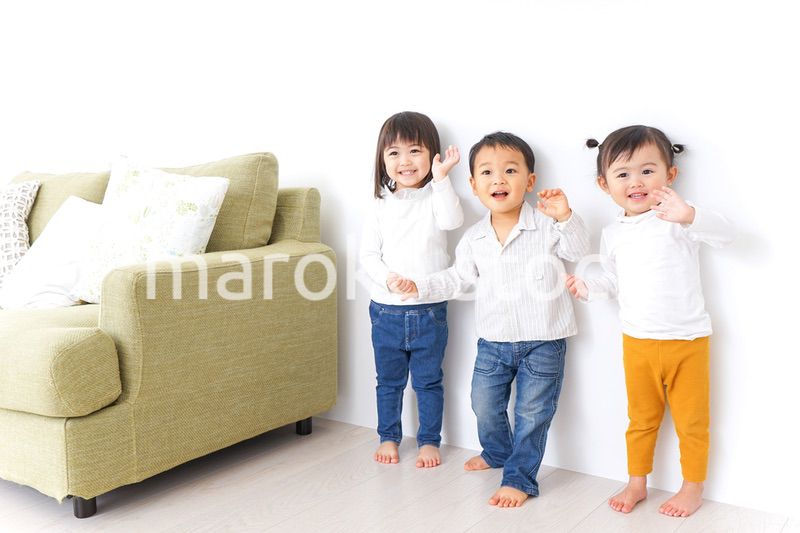 手をつなぐ仲良しの子供たち