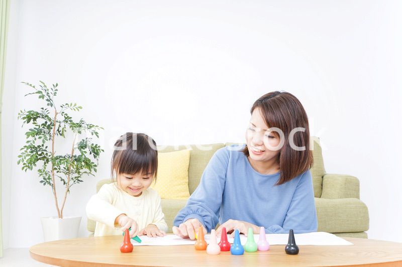 お絵かきをする親子