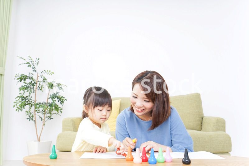 お絵かきをする親子