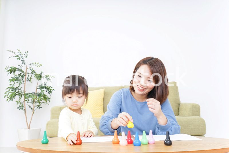 お絵かきをする親子