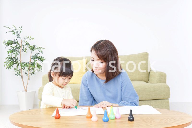 お絵かきをする親子