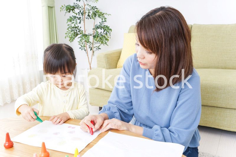 お絵かきをする親子