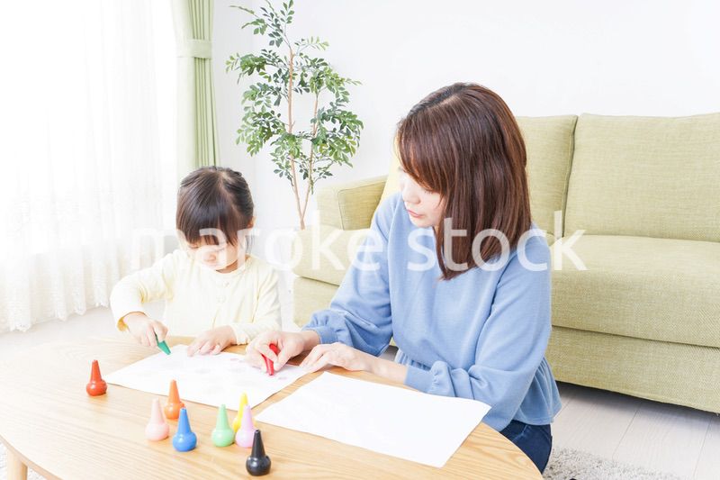 お絵かきをする親子