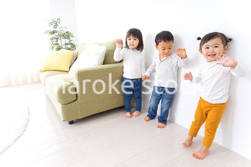 手をつなぐ仲良しの子供たち