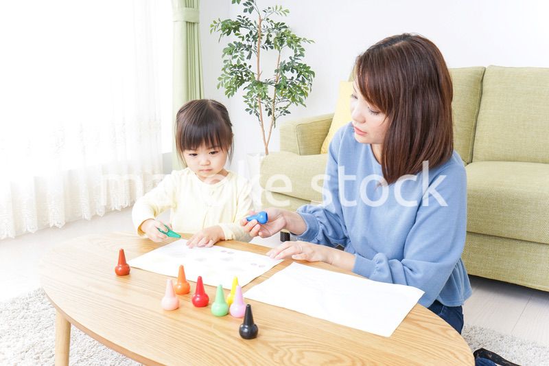 お絵かきをする親子