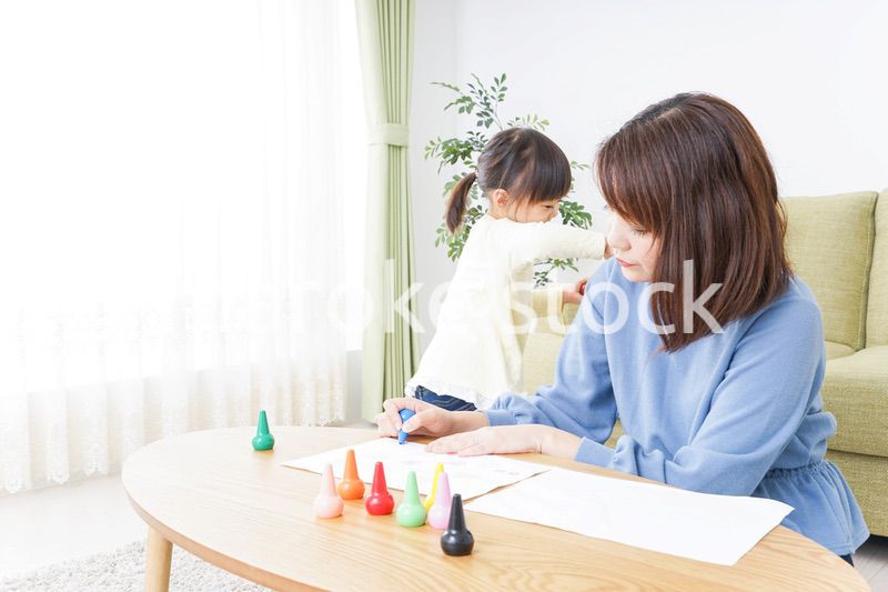 お絵かきをする親子