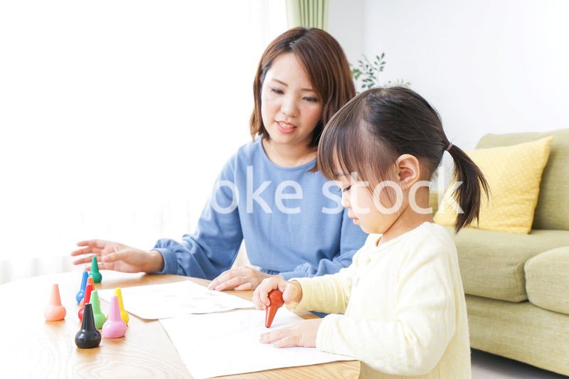 お絵かきをする親子