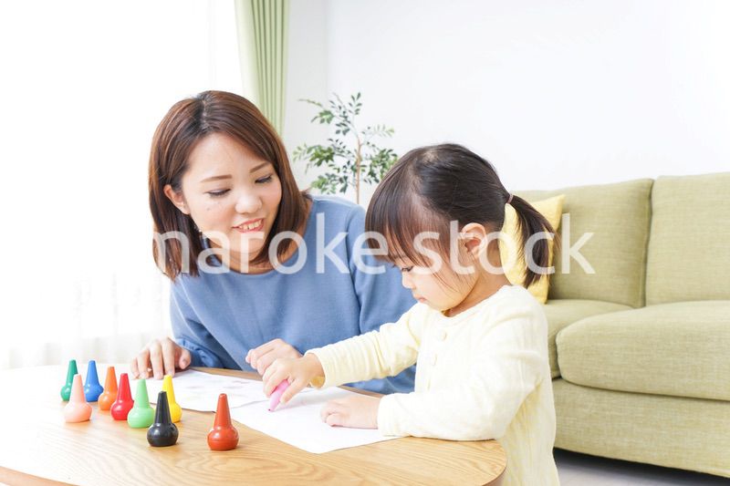 お絵かきをする親子