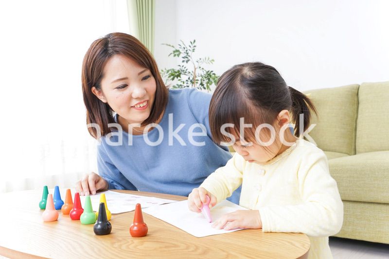 お絵かきをする親子