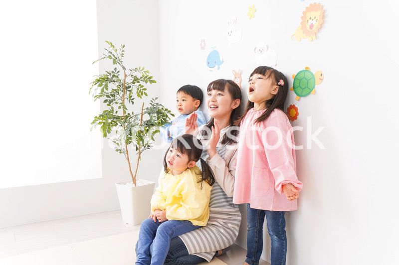 保育士と子どもたち