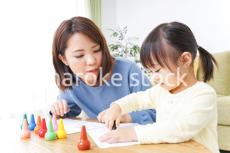 お絵かきをする親子