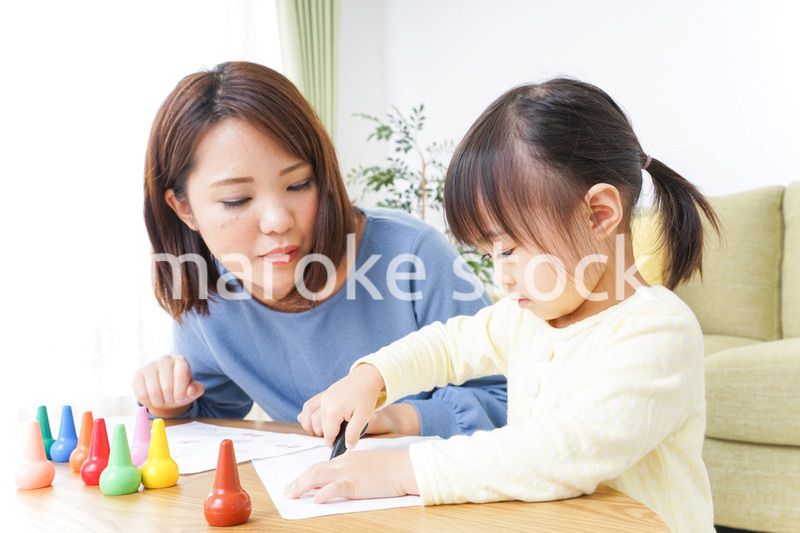 お絵かきをする親子