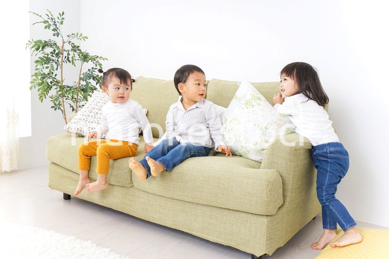 家で仲良く遊ぶ子供