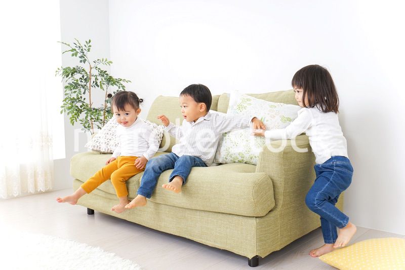 家で仲良く遊ぶ子供