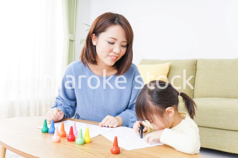 お絵かきをする親子