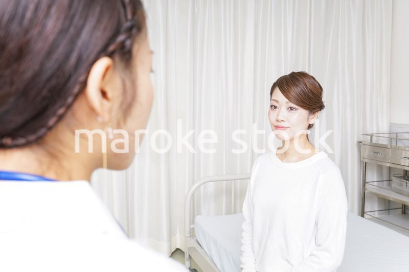 病院に勤務する医師と看護師