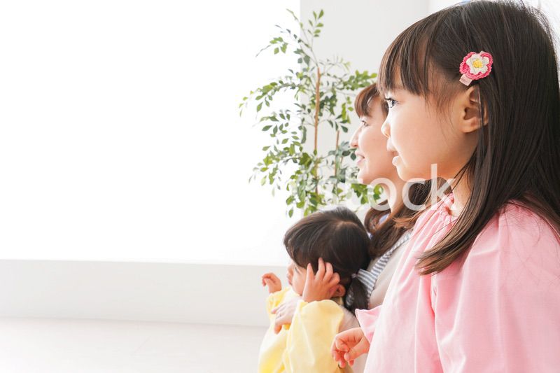 保育士と子どもたち