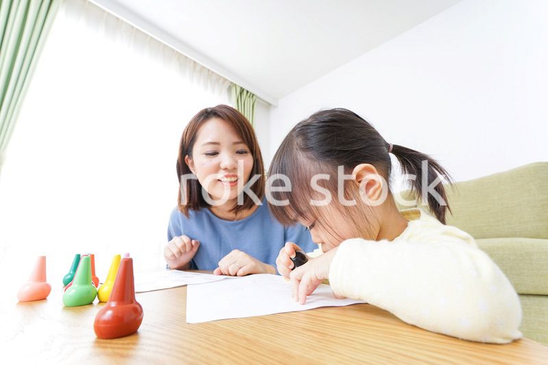 お絵かきをする親子