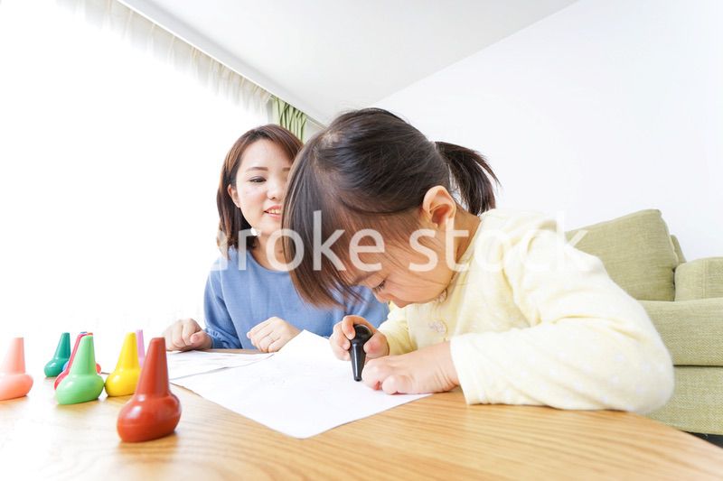 お絵かきをする親子