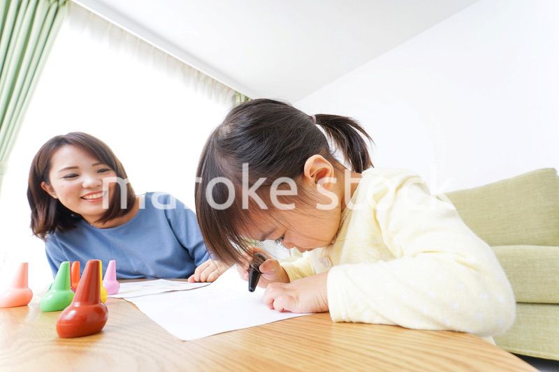 お絵かきをする親子