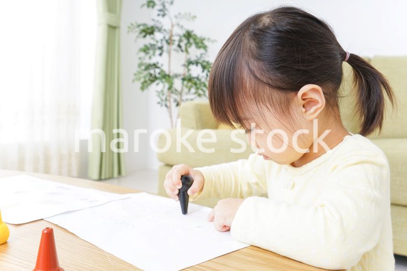 お絵かきをする子ども