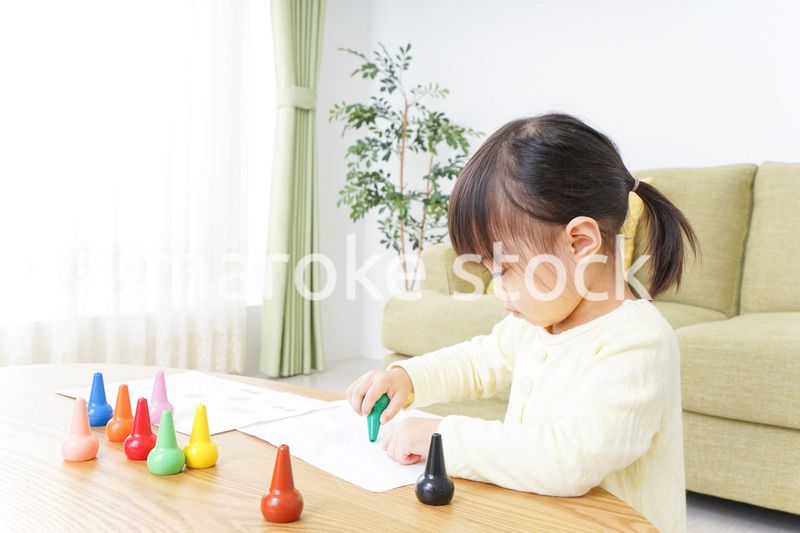 お絵かきをする子ども
