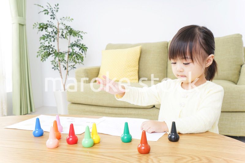 お絵かきをする子ども