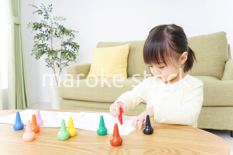 お絵かきをする子ども