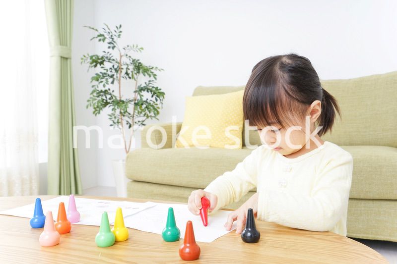 お絵かきをする子ども