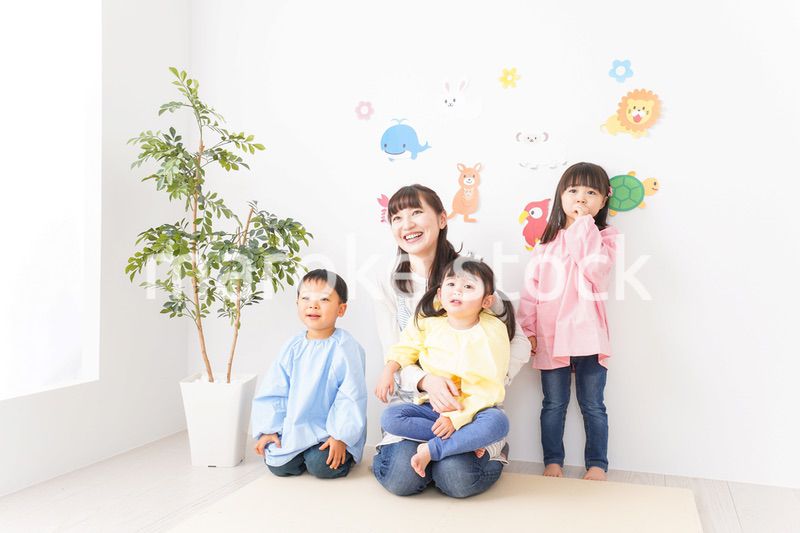 保育士と子どもたち