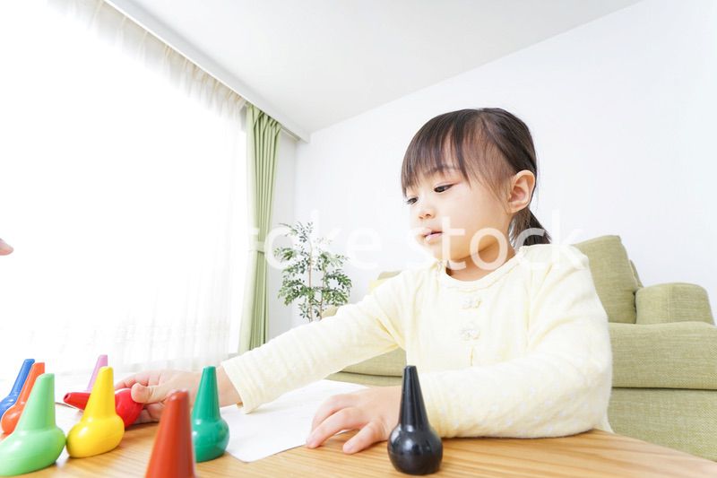 お絵かきをする子ども