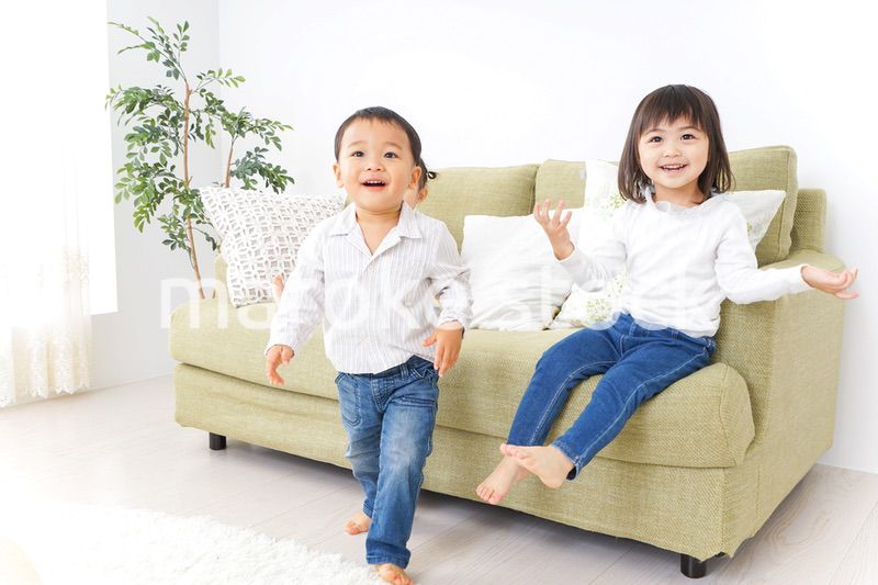 家で仲良く遊ぶ子供