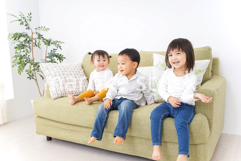 家で仲良く遊ぶ子供