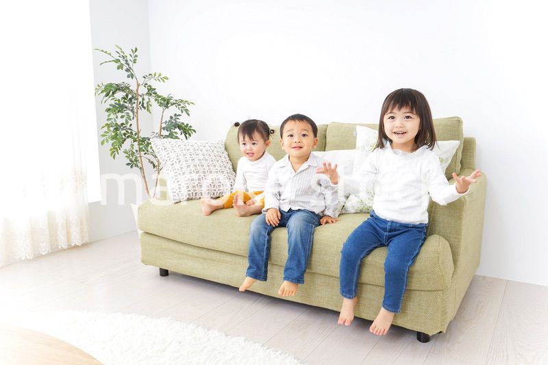 家で仲良く遊ぶ子供