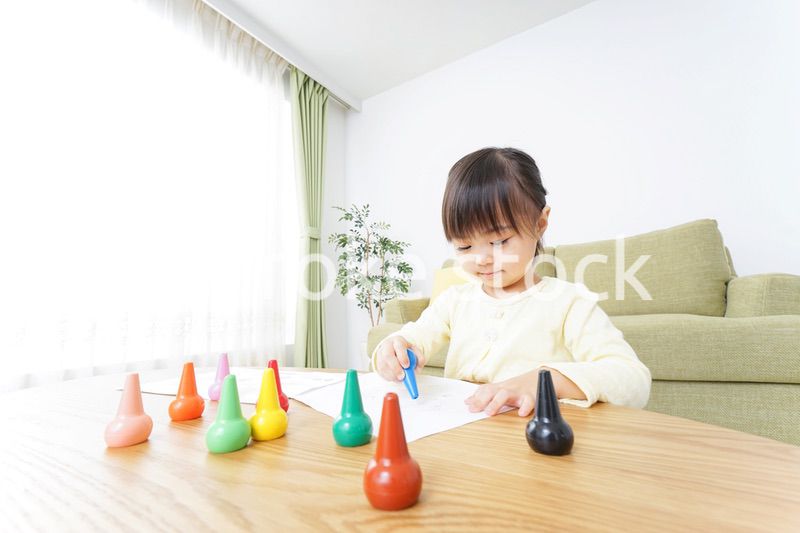 お絵かきをする子ども