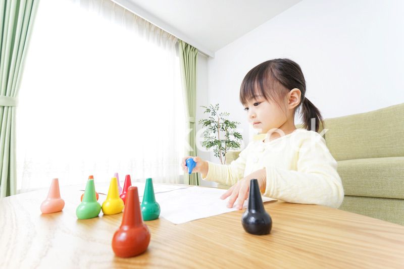 お絵かきをする子ども