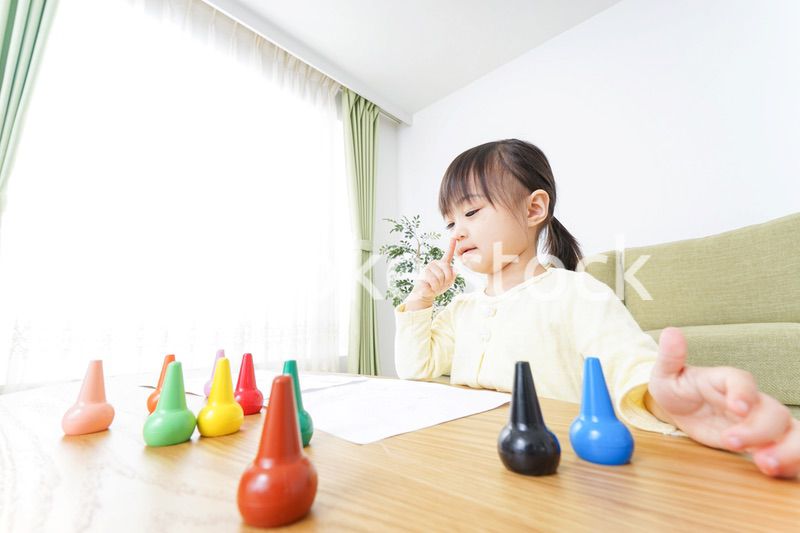 お絵かきをする子ども