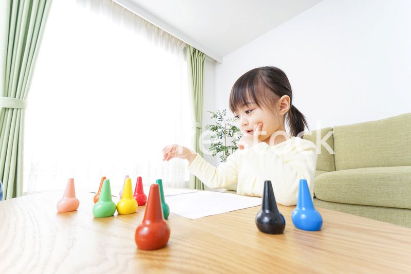 お絵かきをする子ども