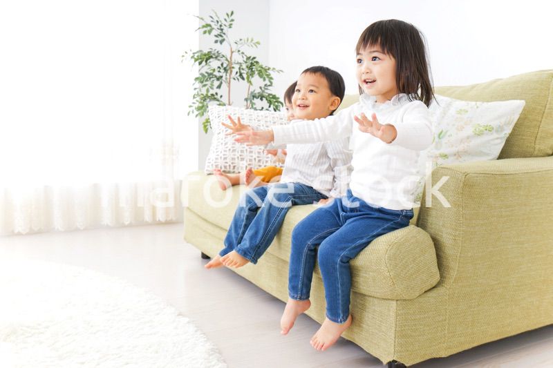 家で仲良く遊ぶ子供