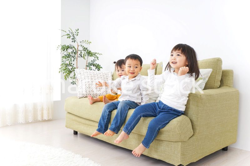 家で仲良く遊ぶ子供