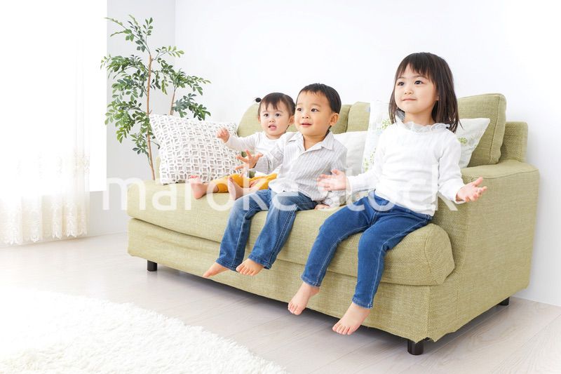 家で仲良く遊ぶ子供