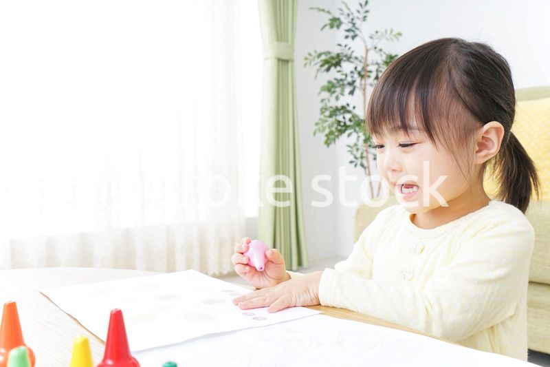 お絵かきをする子ども