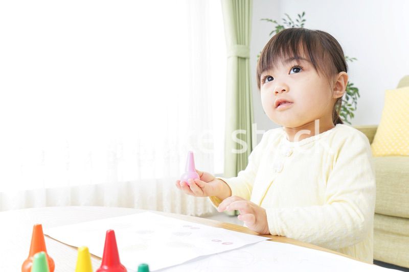 お絵かきをする子ども