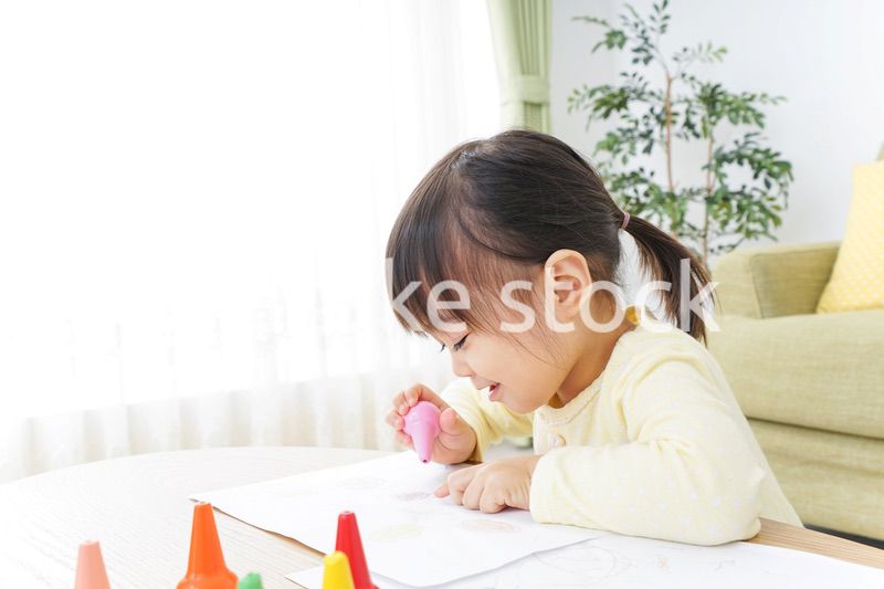 お絵かきをする子ども