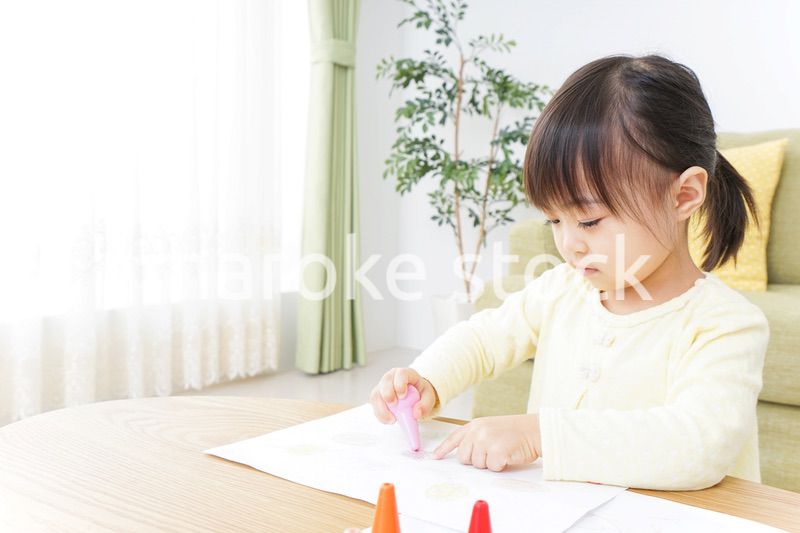お絵かきをする子ども