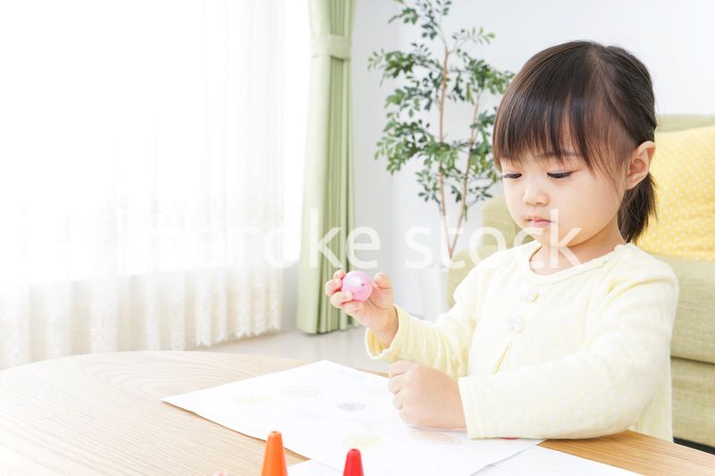 お絵かきをする子ども